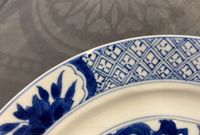 Twee Chinese blauw-witte borden, Kangxi merk en periode